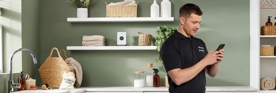 Installer on his phone